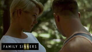 Teaghlaigh Peacaigh - Kit Mercer - Cé Atá I Ndáiríre I Gceannas