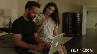 Brune salope a besoin d&#039;une grosse bite pour étirer la chatte