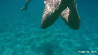 Κολυμπώντας με το βύσμα πισινό στον ωκεανό