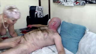 مسخ شدہ بالغ روسی کتیا Aimee جنت تندہی سے ڈک بیکار کرنے کے لئے اس کے محبوب شوہر ...