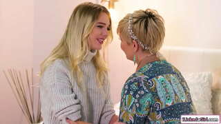 Tits mór milf asal ligh ag an small tits babe leispiacha