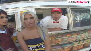 Παγωτό πωλητή κάνει τρίο πούτσο του van παγωτό