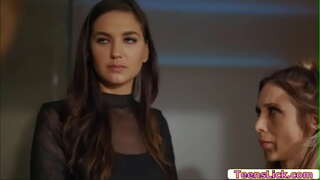 Η Charlotte Stokely ικανοποιεί τις ανάγκες της και βοηθά ακόμη και τη Silvia Saige