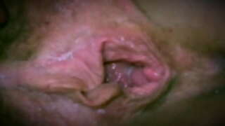 اپنے شہوانی ، شہوت انگیز موٹی گیلے ماں خود Mastubation ایک Dildo کے ساتھ