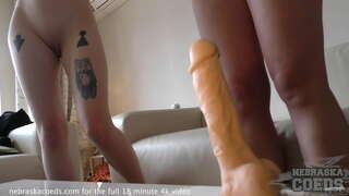 Trote pinto tratando diferentes dildos para ver o quão grande é moi grande