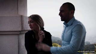 Το μεγάλο πουλί τύπος γαμάει το καημένο το κορίτσι, μέχρι να χύσει