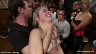 سرزرد, خواهری, Lorelei Lee روابط دهان ورزش ها بر روی زانو و عصا او را برای جمعیت در مکان های عمومی پس از آن جیمز دین و غریبه gangbangs او