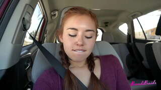 Tesón Puta non Pode Deixar de Xogar Co Bichano en Coche e Público: Brandibraids