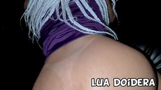 Novinha dhéanamh Rio de Janeiro Lua Doidera aon poll glóir na festa de swing e fez roinnt fir gozarem na punheta e boquete