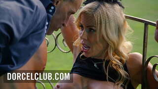 Gnéas sa pháirc le busty blonde MILF