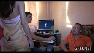 Shumë adoleshentë vajzë qëndron për t&#039;u dukur modës