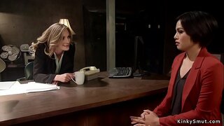 Blonde leispiach anal fucks brunette leas-oifigeach le strap ar coileach