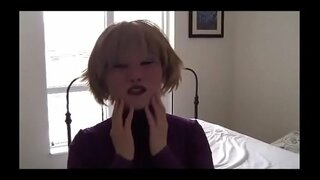 قرار می دهد در یک ماسک بازی می کند با dildo