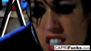 Μελαχρινή μωρό παίρνει χτυπούσαν