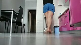 Η μαμά παίζει στην κουζίνα. Πολύ καυλωμένη και υγρή μουνάκι