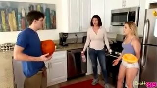 Onam uyda ishlayotgan paytda stepsister bilan yashirincha