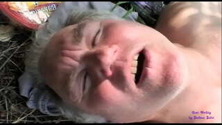 Ang kalapating mababa ang nakikita ng dalawang lumang mga lalaki sa bukas na kanayunan at sumali sa kanila Ang kalapating mababa ang nakikita ng dalawang lumang mga lalaki sa bukas na kanayunan at sumali sa kanila