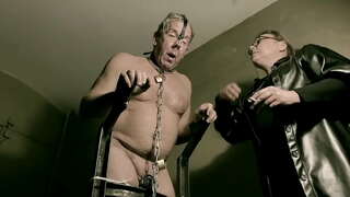 Andrea apirila - Beltza catsuit latex esklabo erabili izan da