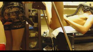 Ο Τύπος Παίρνει Τεράστιο Strapon Στον Κώλο Του